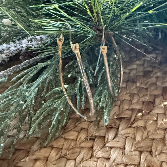 Vintage elegant teardrop hoop earrings distinctive texture along the hoop - Picture 4 of 5